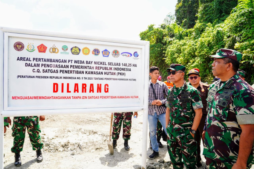 Kasum TNI Letjen TNI Richard Tampubolon saat meninjau lokasi Penertiban Kawasan Hutan di Maluku Utara dan Sulawesi Tenggara, Kamis (11/09/2025). Sumber:dok Puspen TNI