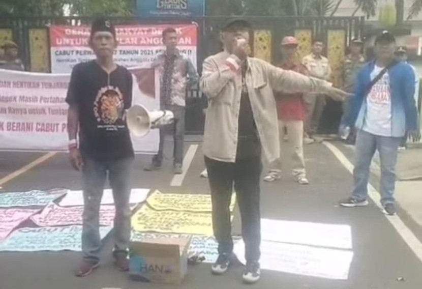 Aksi demo Garda Rakyat Depok berlangsung di depan Balai Kota Depok, Kamis (11/09/2025). (Foto: Dok RUZKA INDONESIA) 