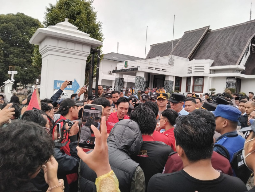 Suasana aksi unjukrasa mahasiswa GMNI di Balai Kota Sukabumi, Jumat (12/9/2025).