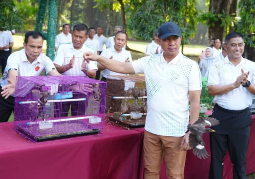 Panglima TNI Jenderal Agus Subiyanto melepas ratusan burung di Mabes TNI, Cilangkap, Jumat (12/9/2025). Sumber: Puspen TNI