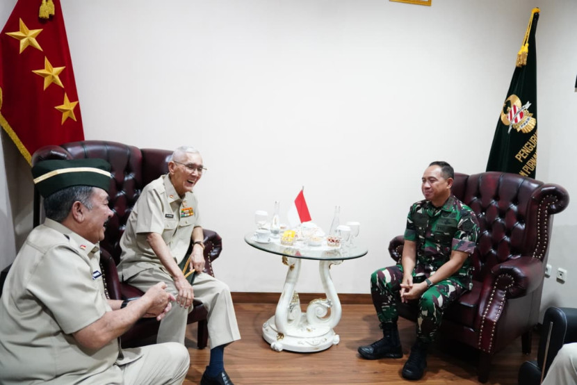 Panglima TNI Jenderal Agus Subiyanto bersama pengurus PPAD. Sumber: Puspen TNI