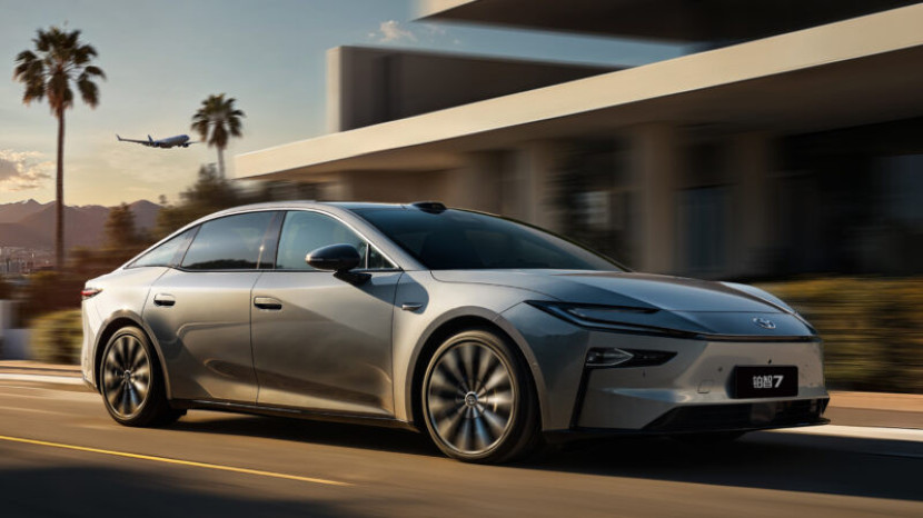 Mobil listrik Toyota murni ini dilengkapi kokpit HarmonyQS Huawei dan ekosistem pintar Xiaomi