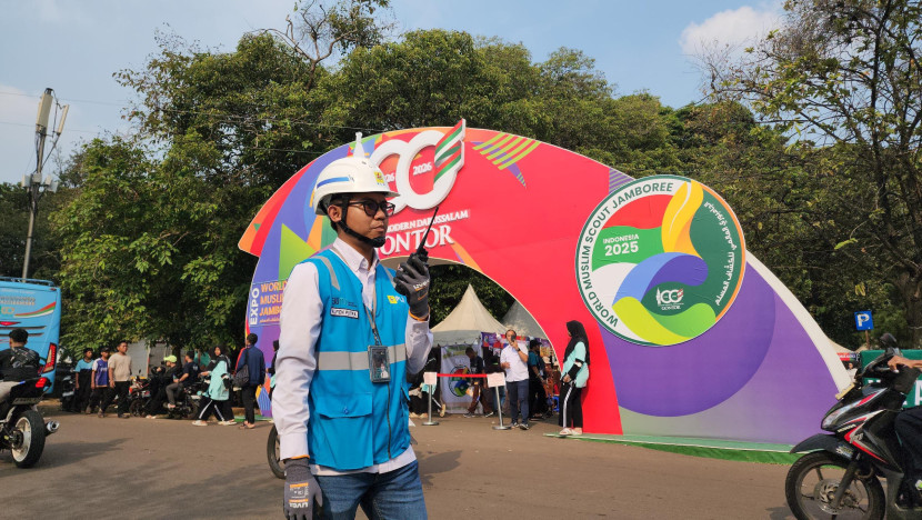 Petugas PLN memantau kebutuhan listrik dalam kawasan pelaksanaan World Muslim Scout Jamboree 2025 di Buperta Cibubur, Jakarta Timur. (Foto: Dok Ruzka/PLN)