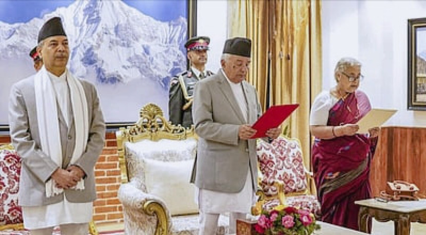 Presiden Nepal Ramchandra Paudel (tengah) mengambil sumpah jabatan Sushila Karki (kanan) sebagai Perdana Menteri di Kathmandu, Nepal. (Foto: PTI)