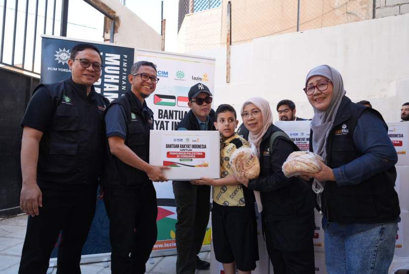Penyerahan bantuan kepada pungungsi Palestina di camp pengusian di Yordania dari Muhammadiyah melalui Lazismu.dok humas Lazismu