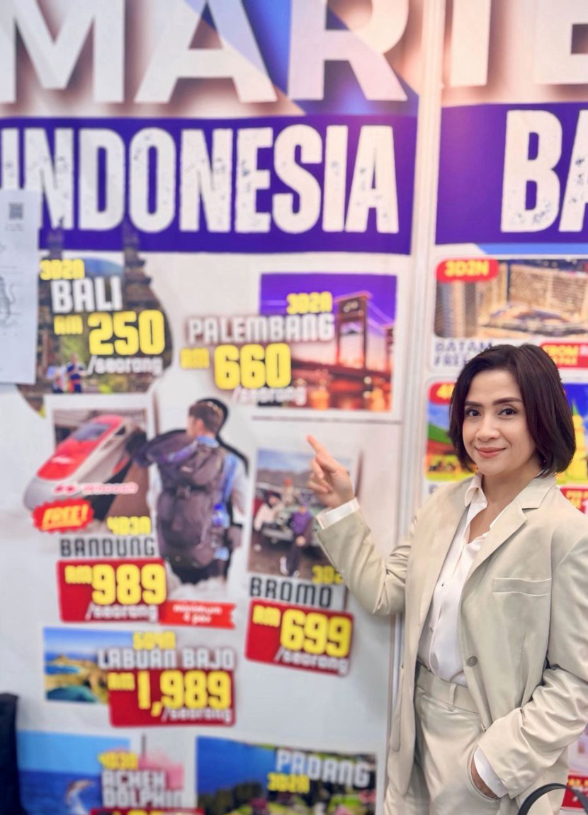 Ketua ASITA Sumsel Feby Yoland di depan booth agen perjalanan Malaysia yang mempromosikan dan menjual destinasi wisata Palembang. (FOTO: Dok. ASITA Sumsel).
