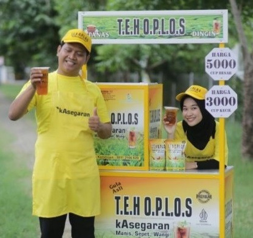 Salah satu rekomendasi franchise minuman yang cocok untuk anak muda adalah Franchise Es Teh T.E.H O.P.L.O.S kAsegaran.