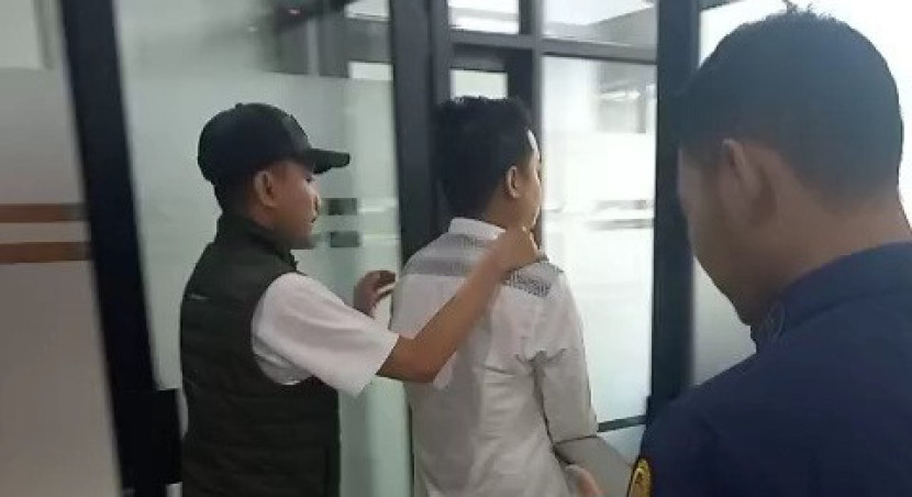 Kejari Kota Sukabumi tengah membawa tersangka pelaku perkara dugaan tindak pidana korupsi dalam pengelolaan pelunasan predit pada Bank BRI di Sukabumi.