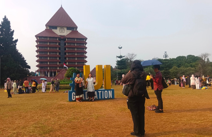 Para mahasiswa UI yang baru saja di wisuda berposes di depan gedung Rektorat UI yang menjadi simbol ikonik Kampus UI Depok. (Foto: RUSTY NURDIANSYAH/RUZKA INDONESIA) 