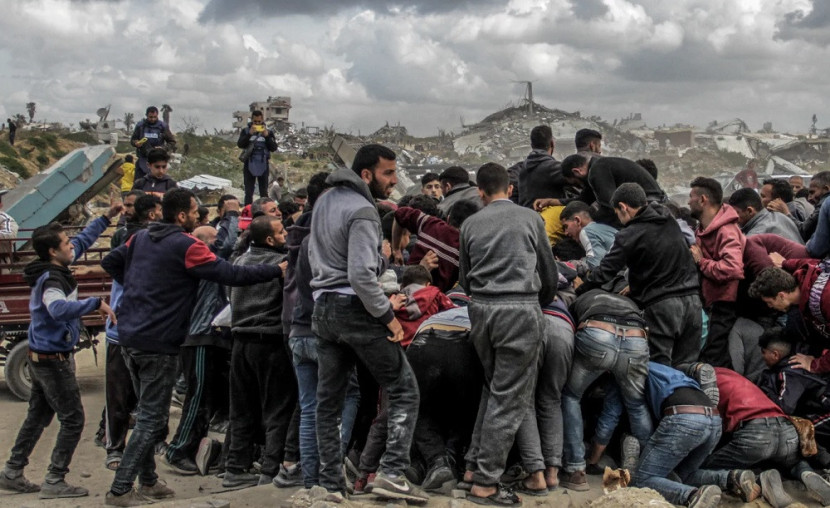 Warga Gaza memunguti bantuan makanan yang jauh mencukupi. (Days of Palestine)