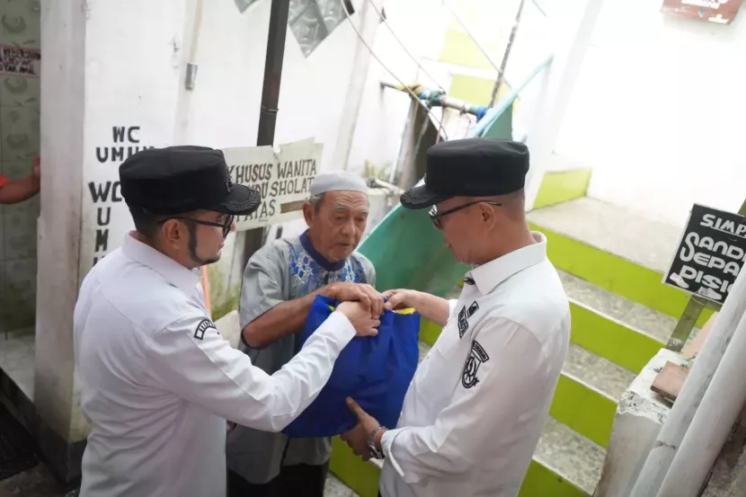 Wali Kota Sukabumi Ayep Zaki didampinhi Wakil Wali Kota Sukabumi Bobby Maulana saat membagikan bantuan di Kelurahan Gunungparang, Kecamatan Cikole, Kota Sukabumi, Ahad (14/9/2025).dokpim pemkot sukabumi