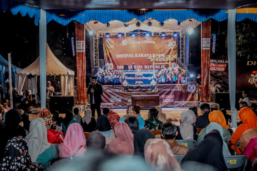 Wakil Wali Kota Bandung, Erwin menyampaikan sambutan saat pagelaran wayang golek di RW 02 Komplek Taruna Parahyangan, Kota Bandung, Sabtu (13/9/2025). Foto: Diskominfo, Kota Bandung