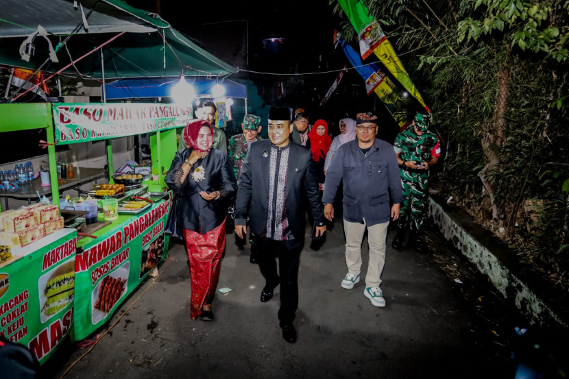 Wakil Wali Kota Bandung, Erwin meninjau UMKM saat pagelaran wayang golek di RW 02 Komplek Taruna Parahyangan, Kota Bandung, Sabtu (13/9/2025). Foto: Diskominfo, Kota Bandung