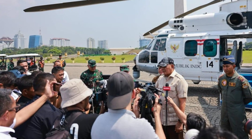 Menhan Sjafrie Sjamsoeddin menjajal Helikopter H225M di Monas, Jakarta Pusat, Senin (15/9/2025). Sumber: Kemenhan