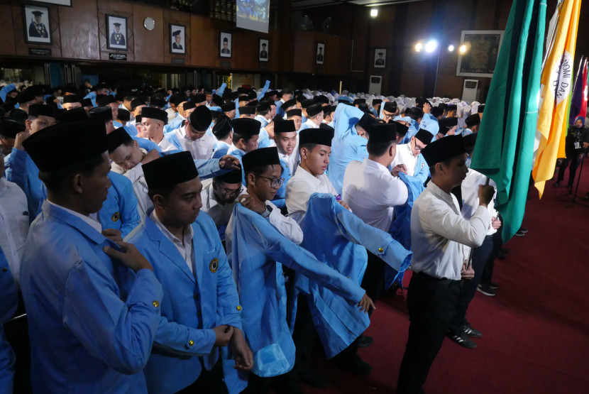 Mahasiswa Unisba bersama-sama memakai jas almamater saat Pelantikan & Ta’aruf Mahasiswa Baru Unisba Tahun Akademik 2025/2026, di Aula Unisba, Kota Bandung, Senin (15/9/2025). Foto: Edi Yusuf