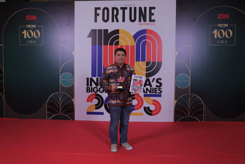 EVP of Corporate Secretary KAI Raden Agus Dwinanto Budiadji menerima langsung penghargaan Fortune Indonesia 100 Gala 2025 di Grand Ballroom, Sheraton Grand Jakarta Hotel Gandaria City, Jumat (12/9) lalu. (Foto: Humas KAI)