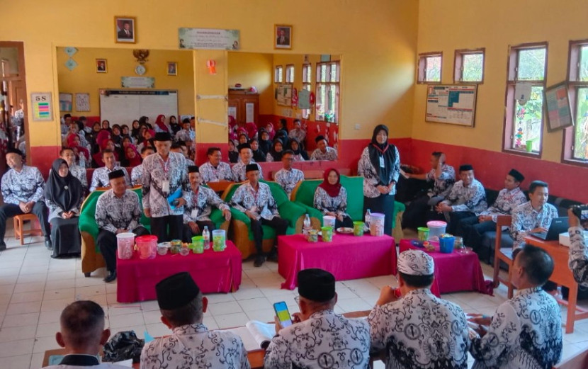 Hendrawati Pimpin PGRI Cabang Kecamatan Mekarmukti Garut