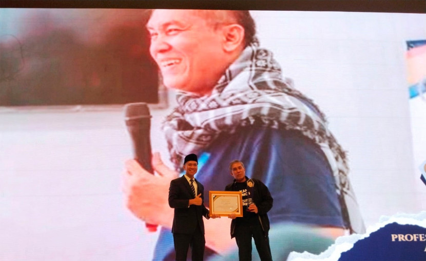 Maspril Aries menerima sertifikat dan piala dari Yudha Pratomo Mahyuddin. (FOTO: Mang Jack)