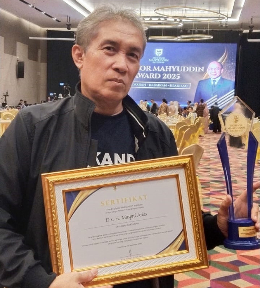 Maspril Aries dengan sertifikat dan piala dari Yudha Pratomo Mahyuddin. (FOTO: Mang Jack)