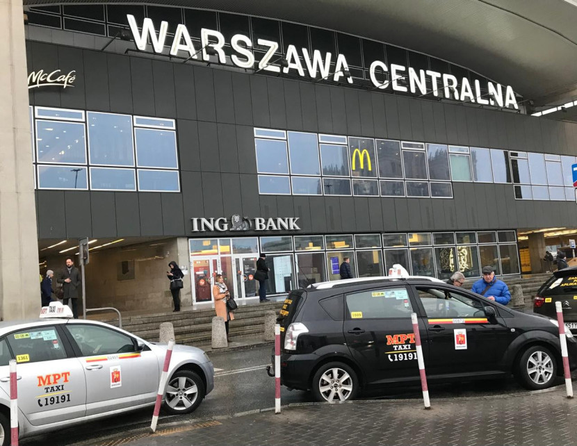 Kendaraan taksi menunggu penumpang di sekitar Pusat Stasiun Warsawa, Polandia, Januari 2020. (Foto:Mobillistriknews.com/Firkah Fansuri)
