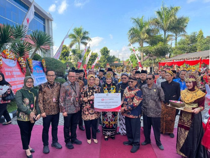 Bank Jatim serahkan bantuan ambulan ke RSUD Srengat, Blitar