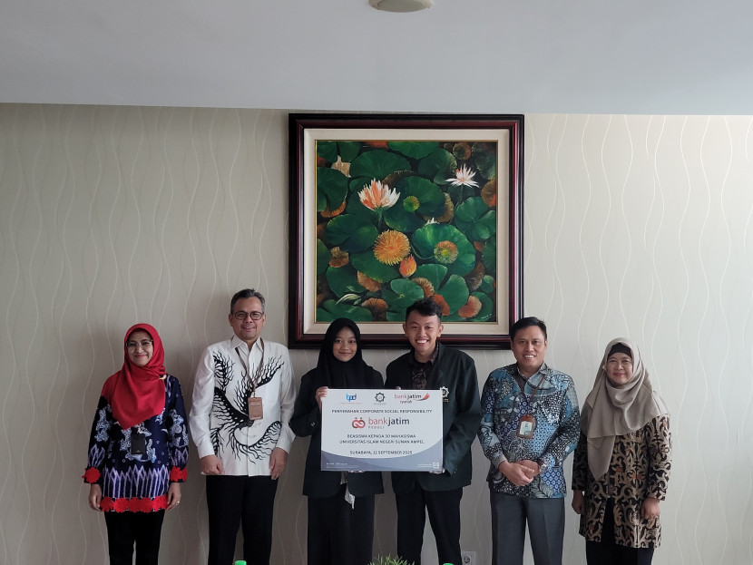 Bank Jatim serahkan beasiswa ke mahasiswa UINSA Surabaya
