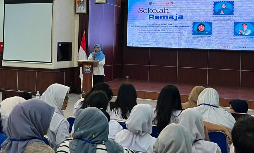 Kepala DP3AP2KB Kota Depok, Nessi Annisa Handari memberikan sambutan pada pembukaan Sekolah Remaja. (Foto: Dok Diskominfo Kota Depok) 