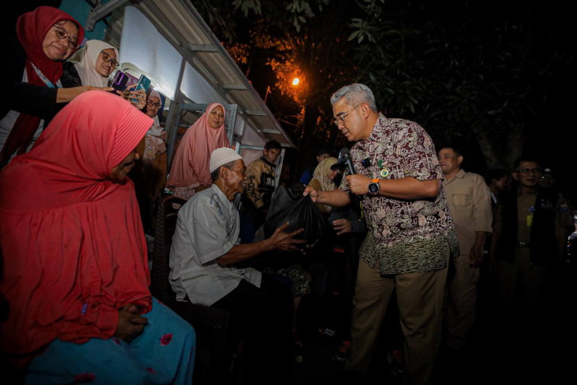 Wali Kota Bandung, Muhammad Farhan memberi bantuan kepada warga saat mengikuti siskamling di Babakan Ciparay, Kota Bandung, Senin (16/9/2025). Foto Diskominfo Kota Bandung.