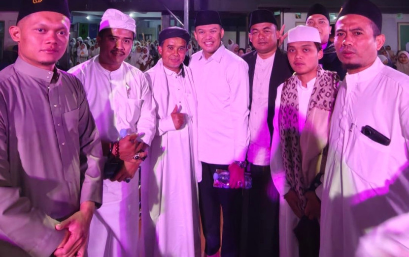 Tokoh adat Talaga, H.Baya dan Wabup Majalengka bersama dengan pengasuh pesantren di Haul Apa NB. (Foto: Dok Eko Widiantoro)