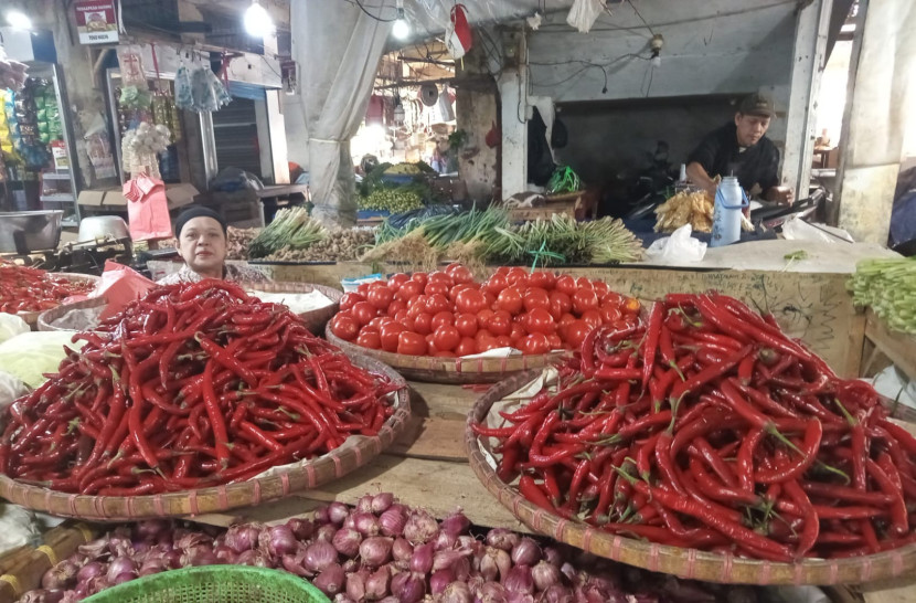 Lapak pedagang sayuran di pasar tradisional Kota Sukabumi.