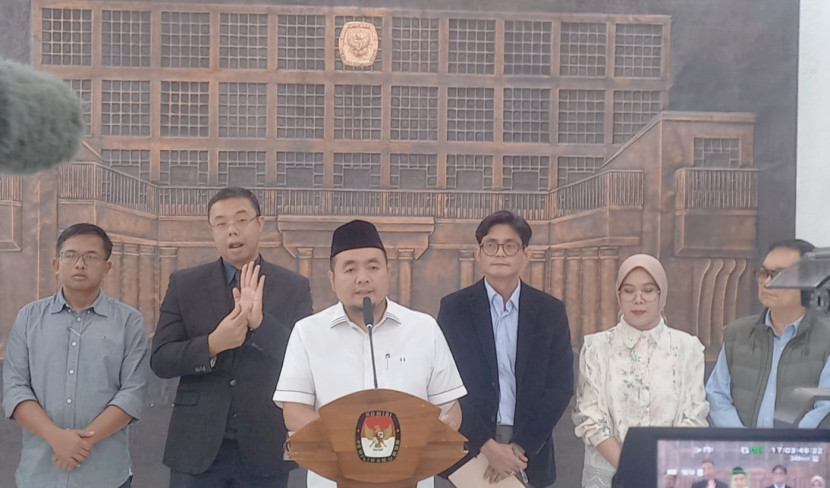 Ketua KPU RI, Mochammad Afifuddin, bersama jajaran komisioner melakukan konferensi pers di Kantor KPU, Jakarta Pusat, Selasa (16/9/2025). Foto: REPUBLIKA