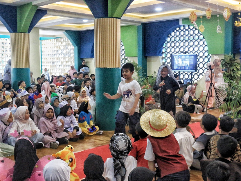 Siswa SD di Bandung Meriahkan Hari Literasi dengan Cara Unik, Cosplay Parade hingga Storytelling