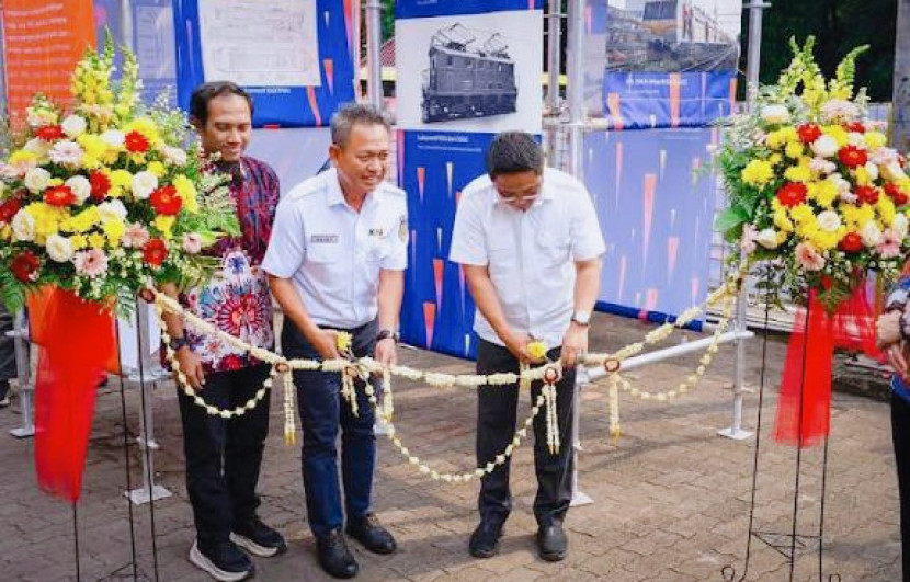 Gunting pita menandai peresmian Pameran Arsip 2025 di Stasiun UI, Depok, Selasa (16/09/2025). (Foto: PT KAI)