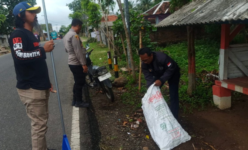 Kepala Desa Cikelet, Ayi Priatna, SE bersama unsur Forkopimcam Cikelet mempimpin operasi bersih terkait agenda Abdi Nagri Nganjang ka Warga Episode ke-23. (Foto Dok. Ridwan).