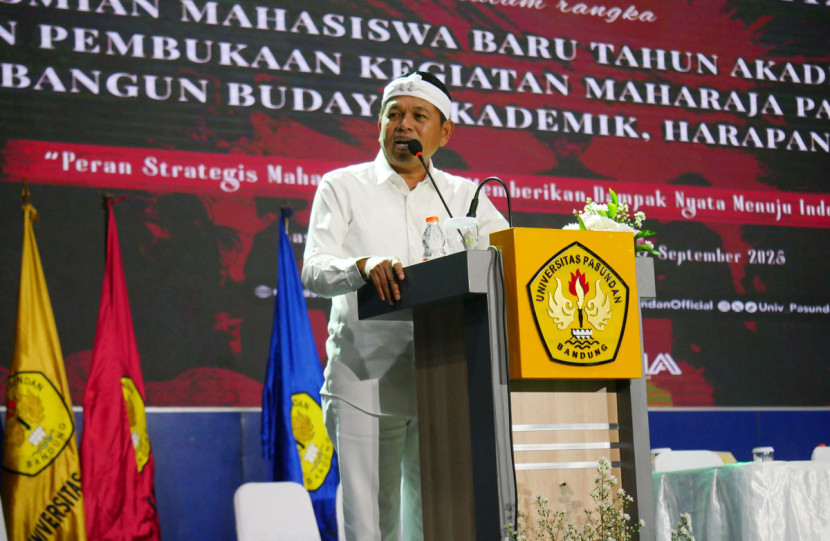 Gubernur Jabar Dedi Mulyadi menyampaikan sambutan saat Peresmian Mahasiswa Baru Universitas Pasundan (Unpas) Tahun Akademik 2025/2026, di Gedung Sabuga, Kota Bandung, Selasa (16/9/2025). Foto: Edi Yusuf