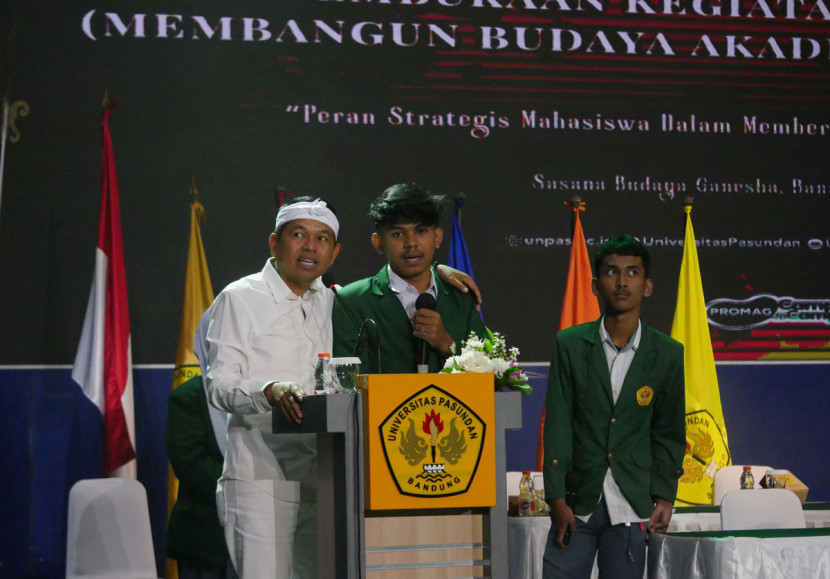 Gubernur Jawa Barat (Jabar) Dedi Mulyadi berbincang dengan mahasiswa Universitas Pasundan (Unpas) saat Peresmian Mahasiswa Baru Unpas Tahun Akademik 2025/2026, di Gedung Sabuga, Kota Bandung, Selasa (16/9/2025). Foto: Edi Yusuf