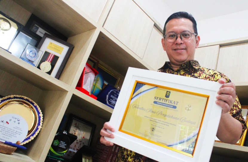 Dekan FIB UI, Dr. Bondan Kanumoyoso, M.Hum menunjukan penghargaan yang diterima. (Foto: Dok FIB UI) 
