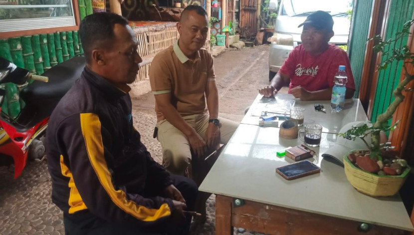 Ketua Koperasi Desa Merah Putih (KDMP) Desa Cikelet, Pamalayan dan Cigadog, Usu Supardi, Naseh dan Agus menyimak surat pengunduran waktu kegiatan. (Foto Dok. Ridwan)