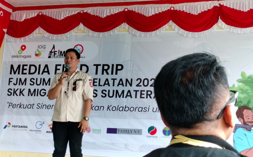 Kepala Desa Sungsang IV Romi Adi Candra menjelaskan program rehabilitasi mangrove di desanya. (FOTO: Maspril Aries)
