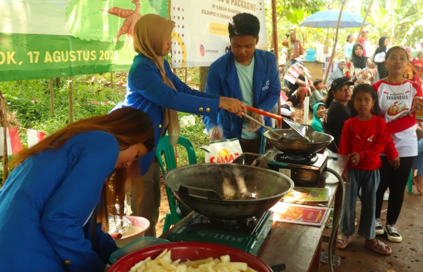 Mahasiswa UPER Diversifikasi Olahan Singkong, Dongkrak Ekonomi Desa Barengkok
