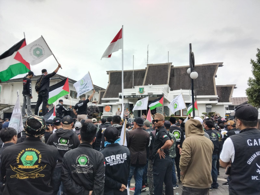 Di Depan Balai Kota Sukabumi, Ratusan Massa Garis Gelar Aksi Solidaritas Bela Palestina