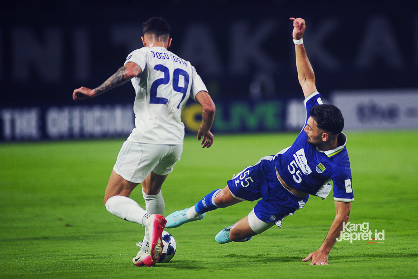 Aksi Bek Persib Bandung, Frans Putros mengadang gelandang LCS  FC Diogo Costa pada laga Grup G AFC Champions League Two 2025/2026 antara melawan tim Lion's City Sailors FC di Stadion GBLA, Bandung, Kamis (18/9/2025). (KANGJEPRET/ YOGI ARDHI) (Data Teknis: Nikon D700, Nikkor 300/2.8 ED MF).