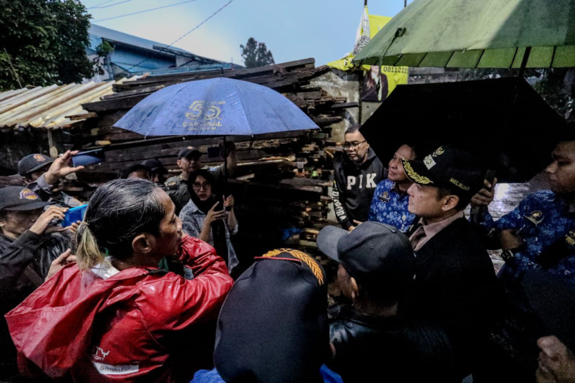 Wakil Wali Kota Bandung Erwin berdialog dengan para pedagang kayu di jalan Terusan Suryani, Kota Bandung, Rabu (17/9/2025). Foto: Diskominfo Kota Bandung