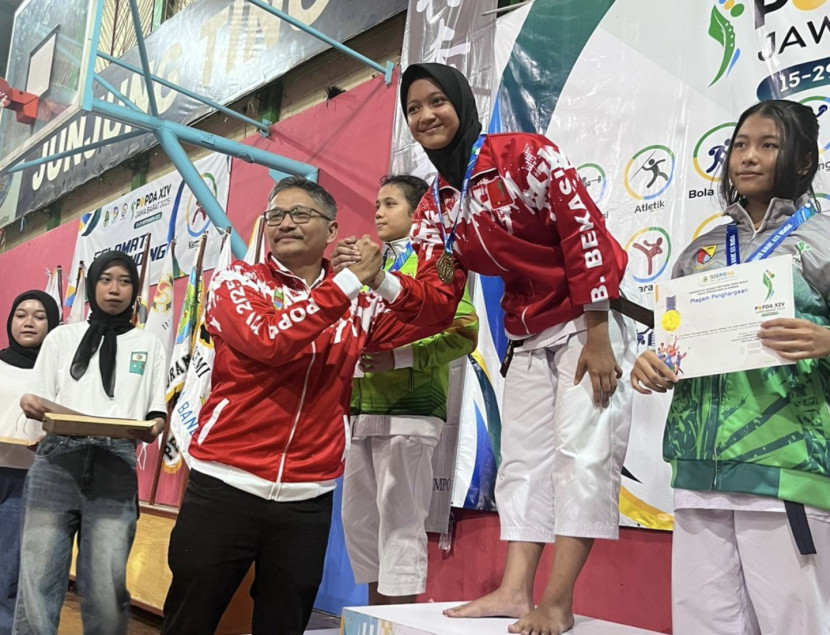 Nazifa Putri Aurelia menerima pengalungan medali dari Kadispora Kabupaten Bekasi Iman Nugraha