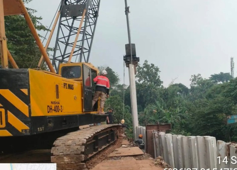 Pelebaran jalan sekaligus penurapan dengan metode sheetpile di Jalan Raya Cipayung. (Foto: Dok Dinas PUPR Kota Depok)
