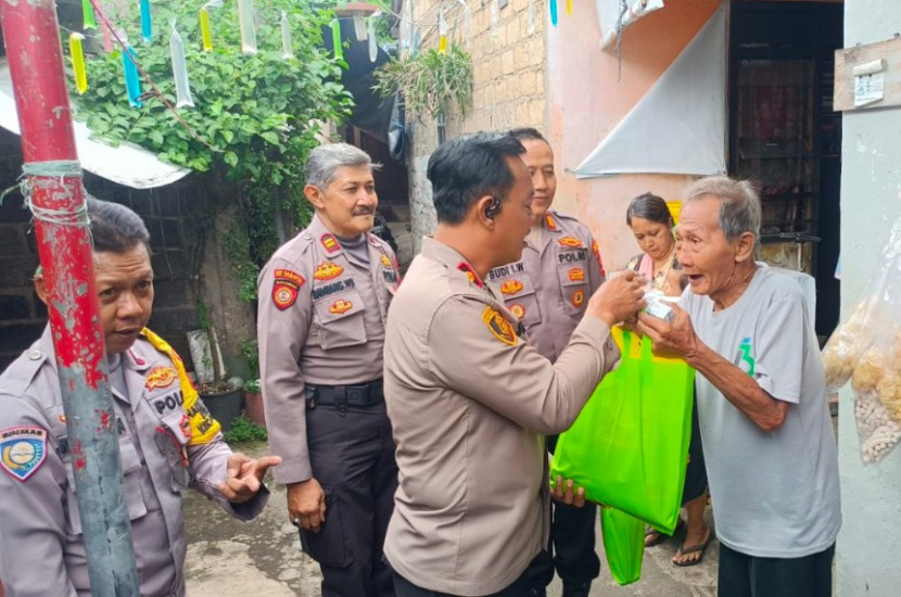 Polsek Cimanggis Depok Salurkan Bantuan Sosial ke Warga di Kelurahan Curug