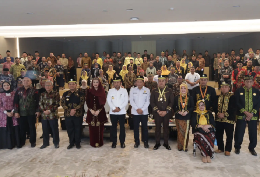 Gubernur Kaltim Rudy Mas'ud, bersama para tokoh Kesultanan Daerah. (Adpimprov)