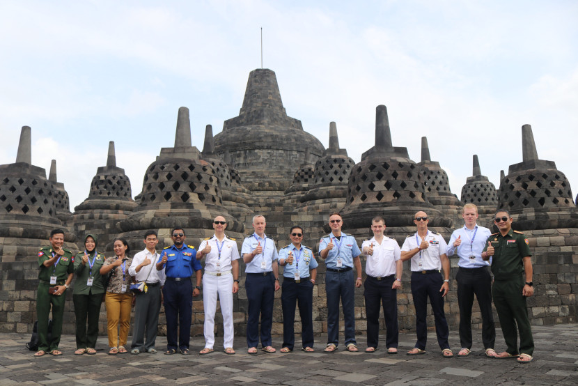 Para Athan berpose di Candi Borobudur. Sumber: Puspen TNI