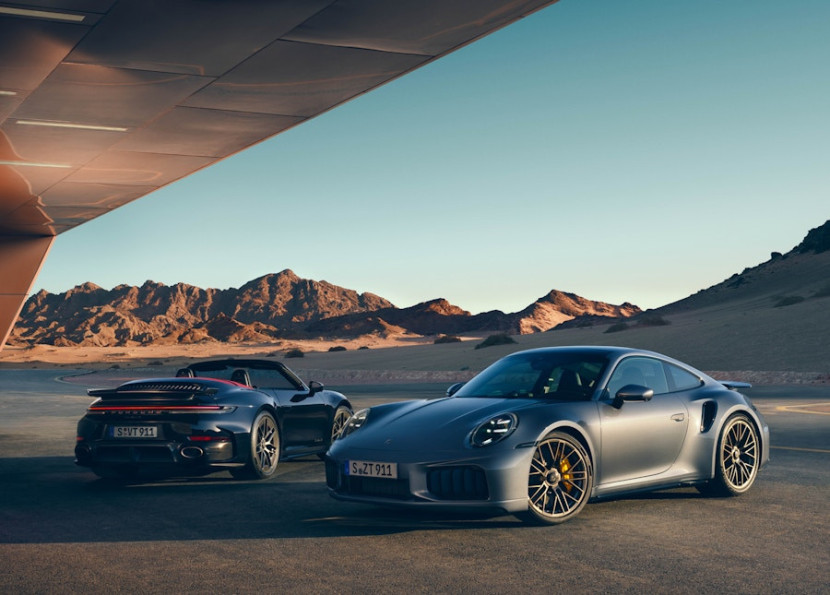 Produsen mobil sport mwah Porsche Wmenunda peluncuran sejumlah mobil listriknya. (Foto: Porsche)