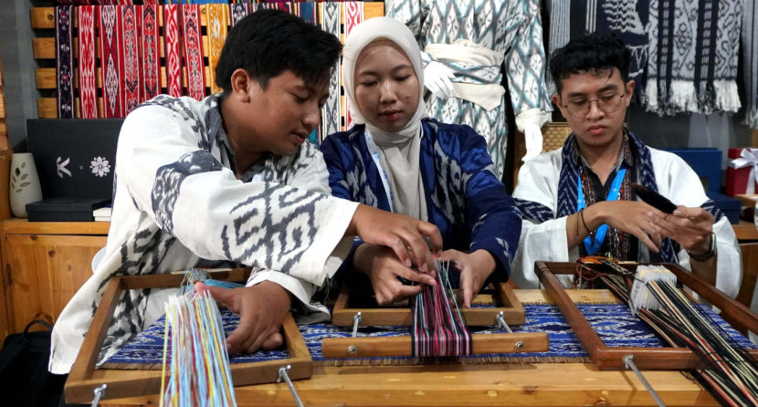 Kainnesia berhasil menggandeng ratusan penenun dari berbagai daerah dan membawa produk tenun Nusantara ke pasar internasional. (Foto: Dok RUZKA INDONESIA)